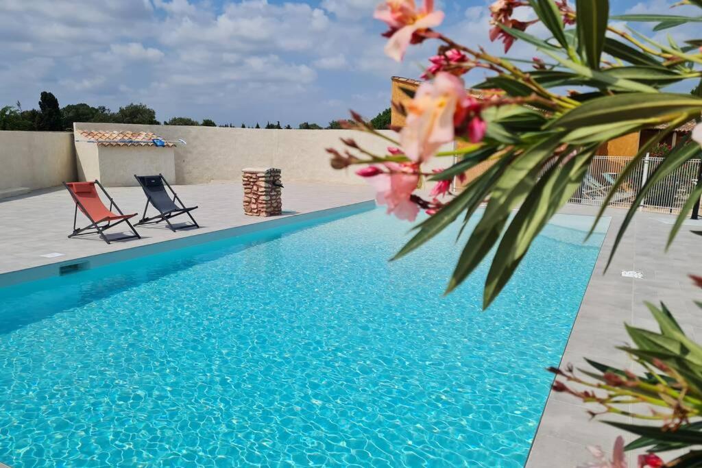 Appart Cosy Avec Son Exterieur Chaleureux,Piscine Et Parking Prive Fontvieille Exterior photo